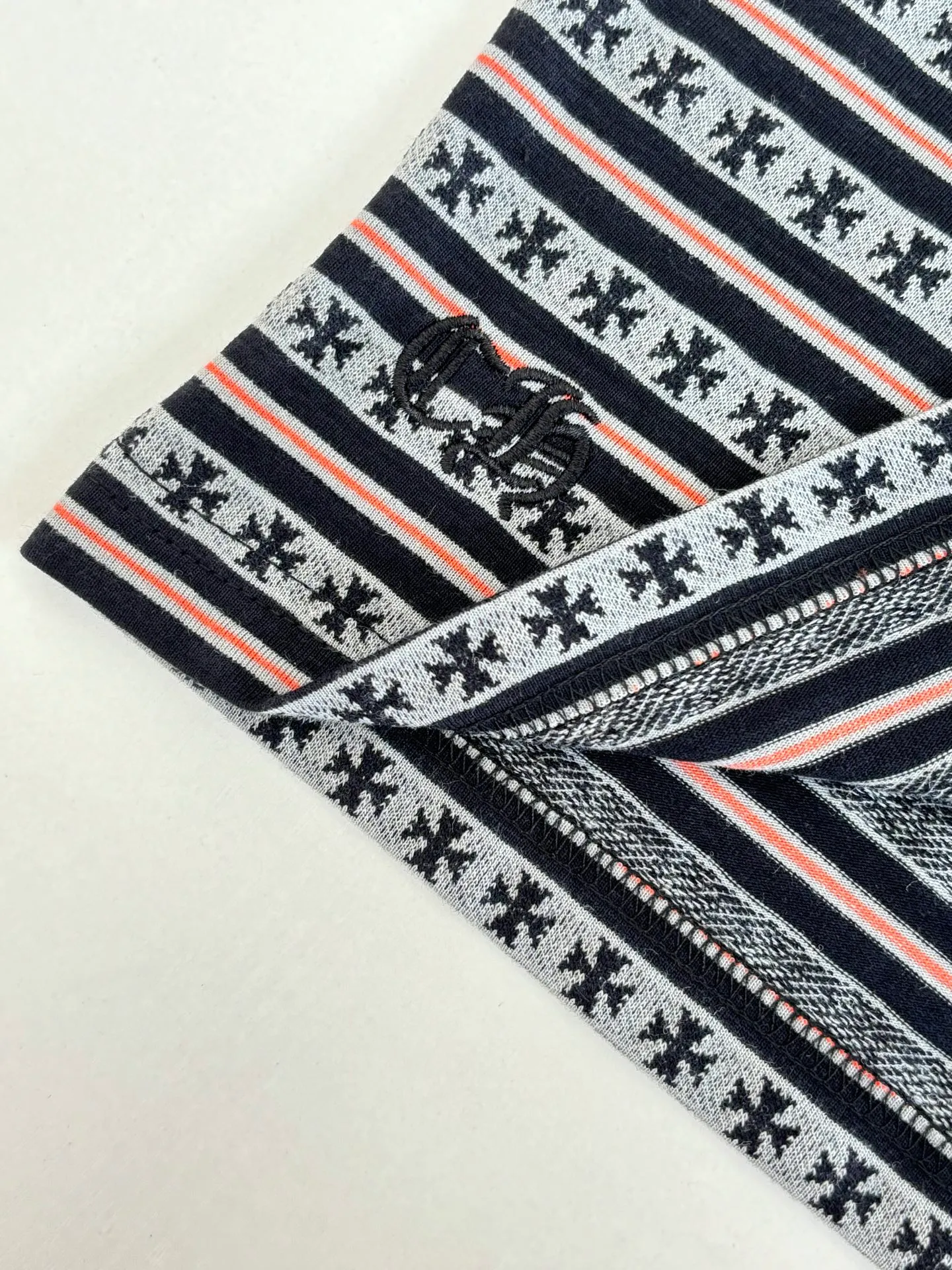P370 Chrome Hearts*/Chrome Hearts Cross Striped POLO Long Sleeves Yarn-dyed fabrics require a minimum order of 1,000 meters. The cost is expensive. The embroidery uses imported Tajima embroidery machines. The collar leather tags use imported lambskin. The hardware uses real antique silver. The cost is extremely expensive. Size: S/M/L